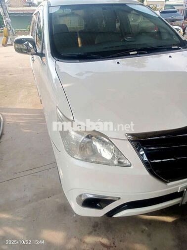 Toyota Innova 2015 số sàn 8 chỗ màu trắng