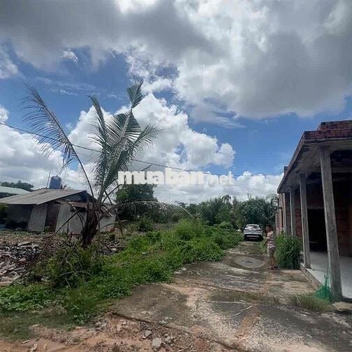 Cần bán đất 1700m2 đã có sẵn 200m2 thổ cư