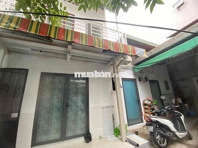 Hẻm thoáng Quận 4, sát trung tâm – Nhà ngang 8.5m, có sân – Sổ hồng, c
