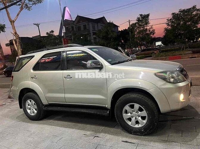 Toyota Fortuner máy dầu std