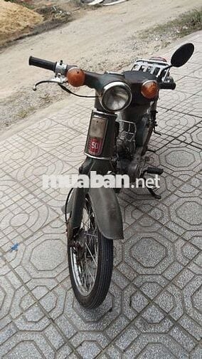 Xe máy êm mạnh mẽ đang đi bt