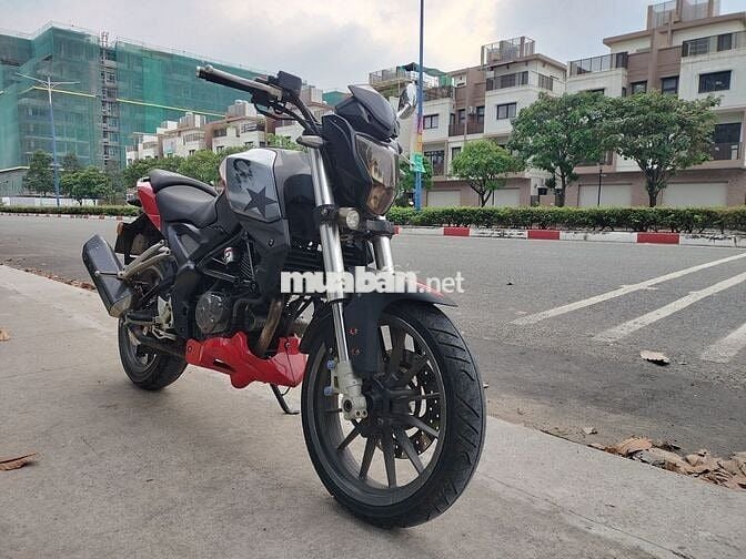 Benneli màu ₫ỏ den