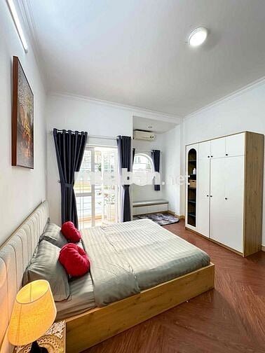 Phòng ban công 40m2 mới 100% gần Phố đi bộ Nguyễn Huệ