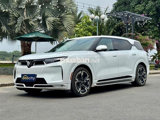 VF9 Plus 2023 - Màu trắng - 2v5km - Thuê pin (SDI)