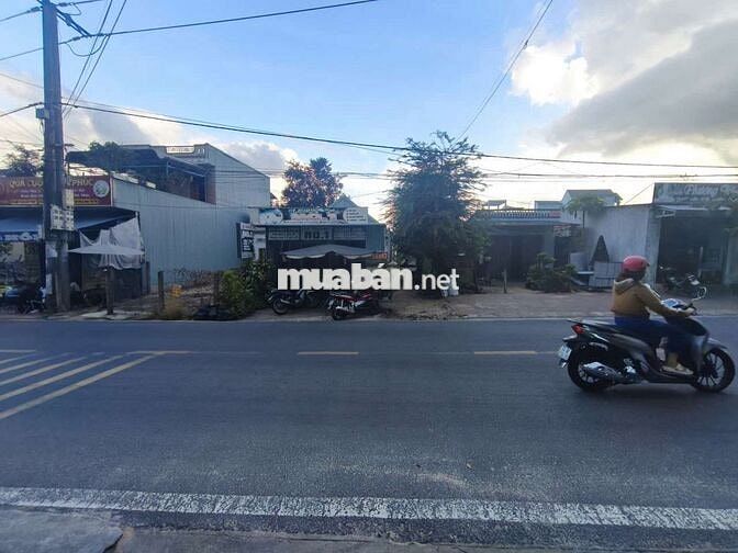 Nhà mặt tiền 147m2 , nằm trục đường chính , gần trung tâm hành chính