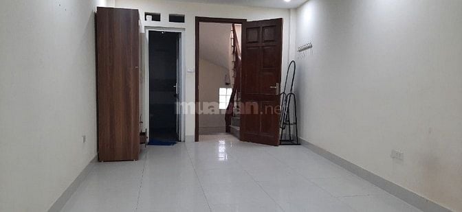 Cho thuê phòng tầng 3 khép kín của nhà ở riêng lẻ.