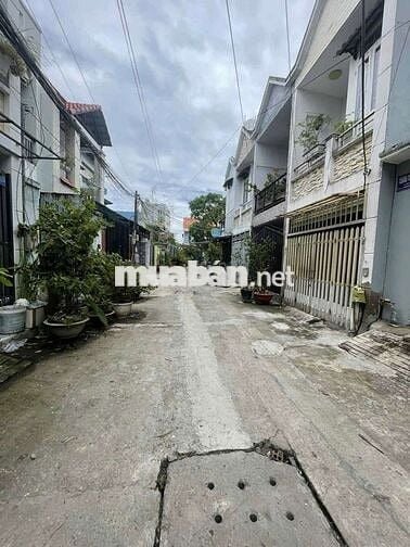 Nhà 3 lầu xe hơi đậu trong nhà có nội thất 5pn 5wc nhà mới vô ở ngay