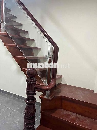 phòng trọ trên lầu lối đi riêng