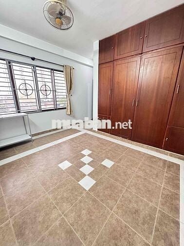 phòng ban công cửa sổ tiện nghi ngay cao lỗ Q8