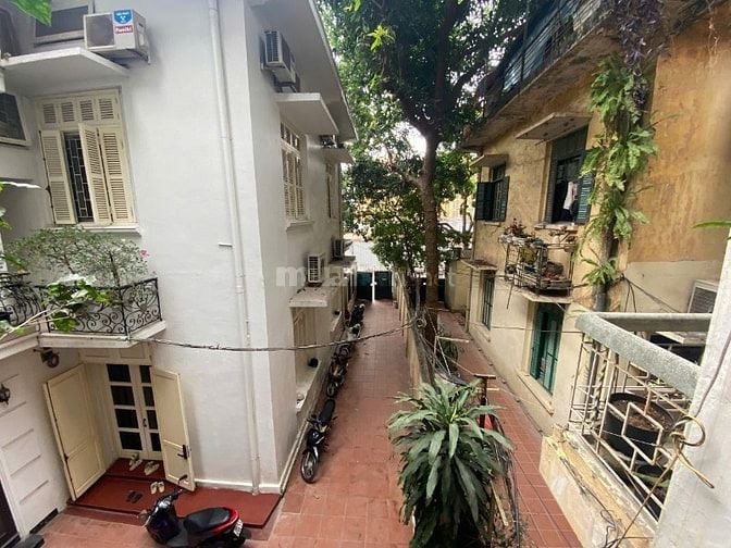 Cho thuê nhà trong khuôn viên biệt thự Pháp cổ mặt phố TRẦN QUỐC TOẢN