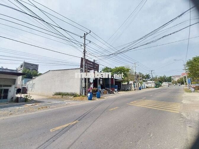 Nhà mặt tiền + nhà yến 3,5 lầu giá thỏa thuận