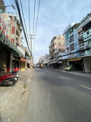 Nhà mặt tiền đường Lạc Long Quân. 5 tầng mới đẹp. 3,9m x 14m. 