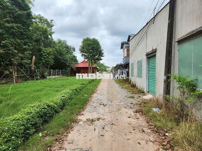 Gia đình bán lô đất giá rẻ- bề ngang 10 mét, tổng 132m2  tại xã Phú An