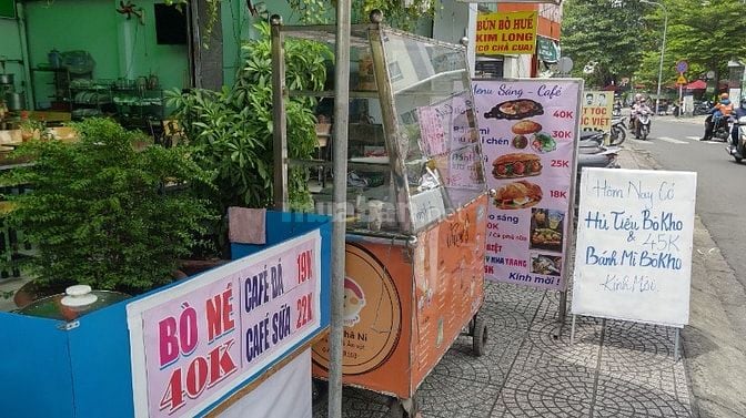 Tuyên nhân viên phụ vụ quán ăn