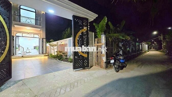 Bán căn nhà lầu Tân Cổ Điển. Có khu vườn + chồi xanh chill chill.