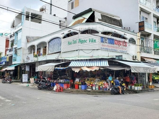 góc 2 mặt tiền 8,3x17m đường 15 Phường Tân kiểng Q7. cổng chính chợ Tâ