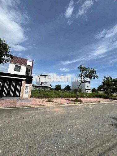 Chính chủ gửi bán lô đất 100m2 trung tâm TT Bến Lức, LA - chỉ 800Tr