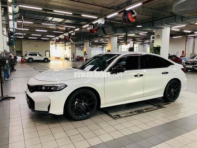 Honda Civic RS 2024 - 10.000km Siêu Đẹp Hãng Bán
