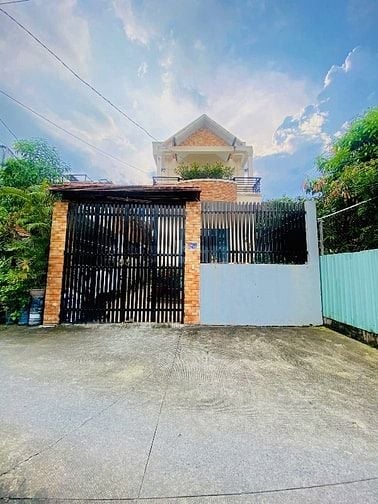 Bán nhà 2 tầng sân vườn ngay đường số 4. DT 136.9m2 ngang 7m, SHR.