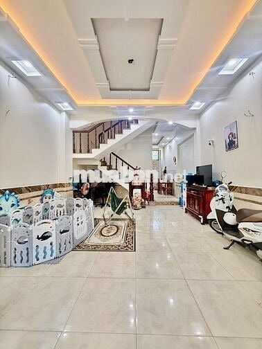 CHỦ KẸT TIỀN CẦN BÁN GẤP NHÀ DIỆN TÍCH HIẾM 3 TẦNG 5x15 TCH QUẬN 12