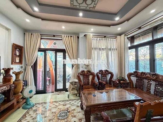 bán nhà 2 mặt tiền đường lớn không dãy phân cách