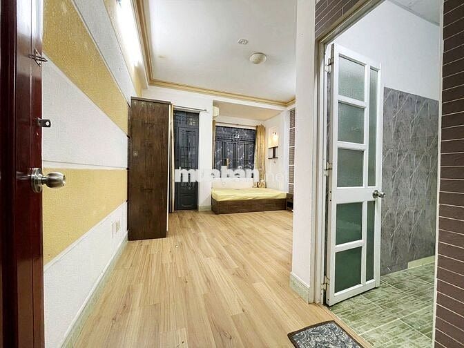 Ban công cửa sổ lớn mới trung tâm PN, BTh, Q1.Chính chủ 6tr5/tháng