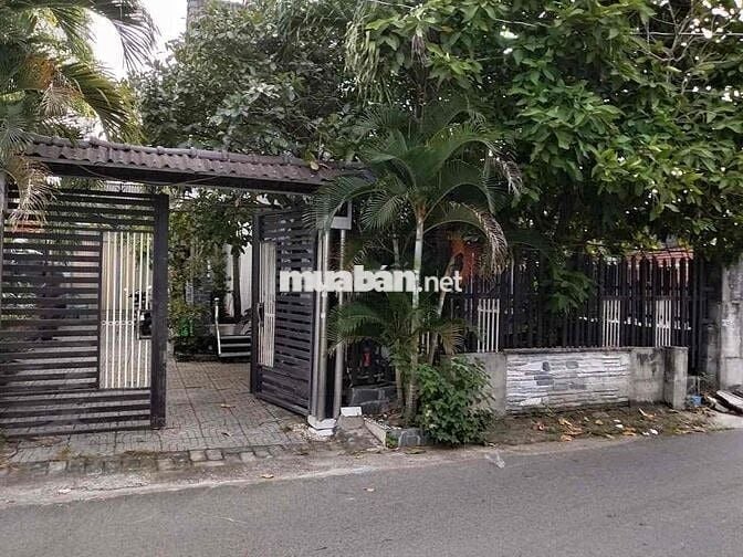 Bán nhà 240m2 cách biển 650m có nhà sẵn