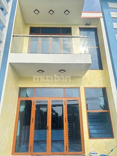 Cần bán gấp nhà 1 trệt - 1 lầu. Nhà mặt tiền đẹp phong cách hiện đại.