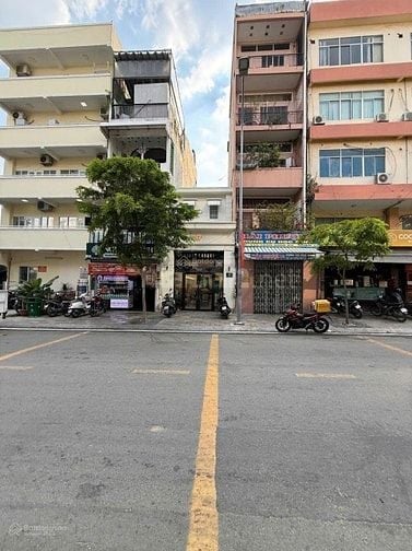 Nhà mặt tiền Số 143 Trần Đình Xu , Q.1. DT: 4m x 16,6m CN 57,3m². 
