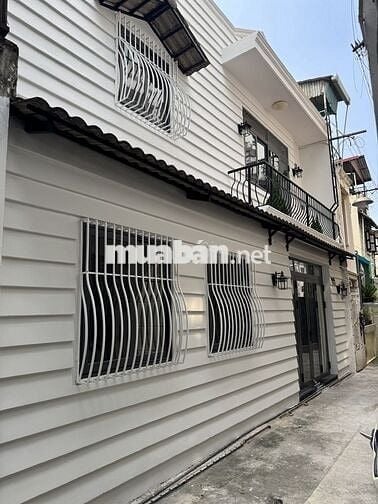 Nhà mới ngang 9m, cách mặt đường CMT8 chỉ vài bước chân