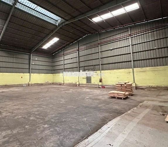 Kho diện tích 700m2 cần cho thuê gấp ở Đường Bùi Văn Ba đường cont