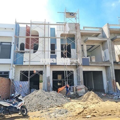 Bán nhà đang trong quá trình hoàn thiện , đường rộng 8m cạnh hương lô6