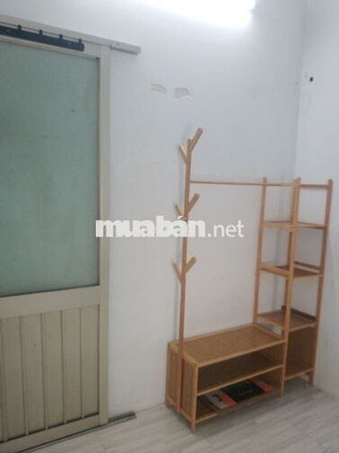 Phòng trọ giá mềm có sẵn giá phơi đồ và kệ tủ