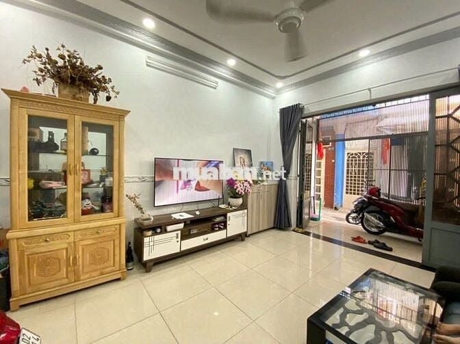 Nhà rộng hẻm thông thoáng, gần mặt tiền Phạm Văn Bạch.
