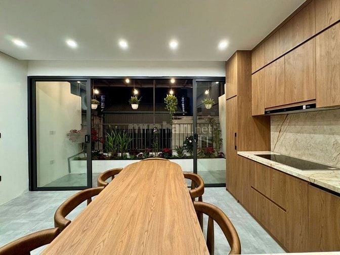 Bán Nhà Nguyễn khánh Toàn, full NT, Thang máy, 46m, 6 tầng, giá 13,7tỷ