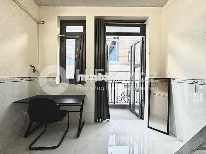 Phòng trọ giá rẻ, có cửa sổ trời đón nắng. Đi bộ qua ĐH Công Thương