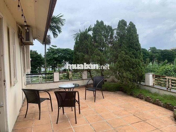 phòng tầng 3 view hồ tây ban công rộng