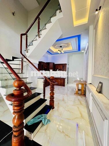 CHO THUÊ NHÀ MỚI DT 180m2 1TRỆT 2LẦU 3PN 2WC HẺM XE TẢI SÂN XE MÁY