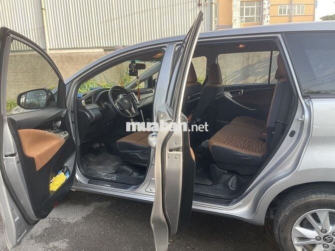 Toyota Innova 2016 2.0G Bạc 66.000 km