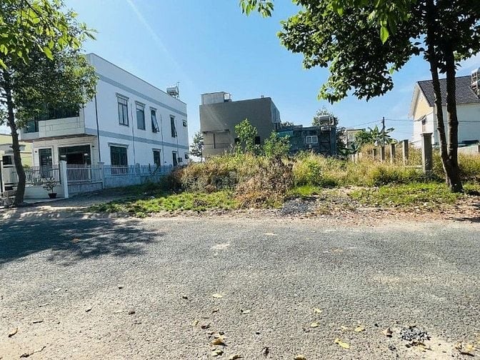 KẸT TIỀN BÁN MẢNH 2002m2 SỔ RIÊNG, GIÁ 180 TRIỆU, GẦN TRƯỜNG CHỢ KCN