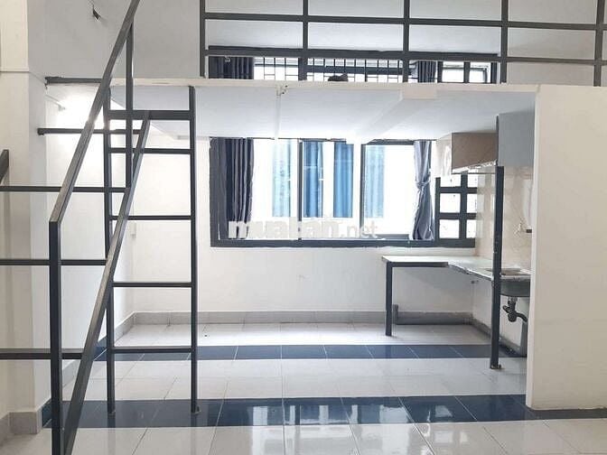 Phòng 45m2 có gác. Cửa sổ lớn. 5p tới Lotte Nguyễn Văn Lượng