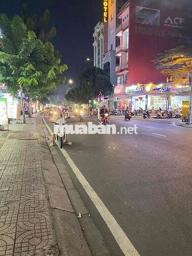 Chủ kẹt bán gấp MTKD Độc Lập. Dt 4m x 19m. Cấp 4. Giá 9.9 tỷ