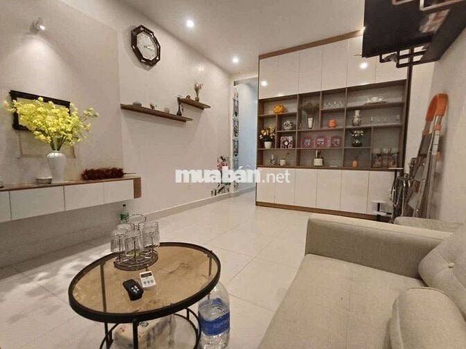 Bán nhà TT Lò Đúc, tầng 2 oto đỗ, 50m 2N1WC, full nội thất, tiện ích