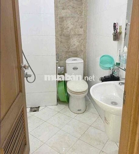 cho nam thuê phòng lầu 3 giá 1.6 triệu