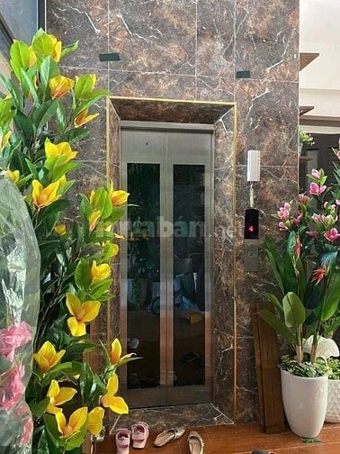 Bán nhà Văn Cao 50m2, có thang máy, vỉa hè, ô tô tránh. 17,3 tỷ