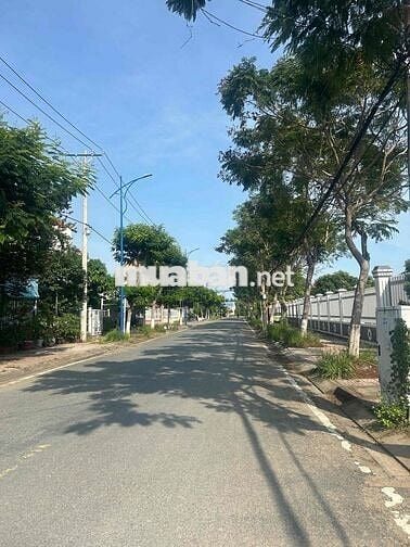 BÁN ĐẤT , NHÀ MẶT TIỀN GIỒNG AO VỊ TRÍ ĐẸP GIÁ RẺ HƠN 12TR/M2 KHU VƯC