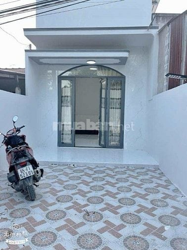 Bán nhà 104 m2 mới xây có sân rộng ở Ba Láng