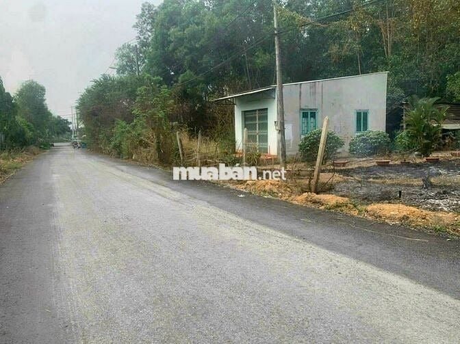 cần bán lô đất thổ cư đường nhựa cách tỉnh lộ 8 chỉ 100m.Dt 10x40m