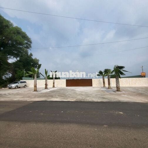 Bán khu nghỉ dưỡng ven hồ Lồ Ồ , giáp mặt hồ 2100m2 có 612m2 thổ cư