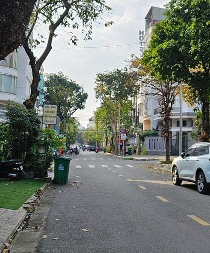 Bán nhà KDC Trung Son dt 12x20m nhà 5 tầng đường 15m giáp bờ sông.